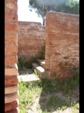 05867 ostia - regio iii - insula ix - casa delle pareti gialle (iii,ix,12) - raum 2 - treppe.jpg